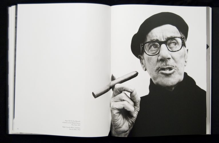 En la foto, mostrada en un libro abierto aparece Groucho Marx