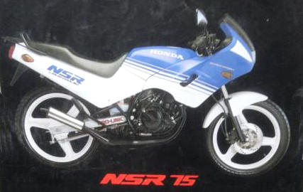 En la foto una moto Honda NSR 75 semicarenada en color azul y blanco