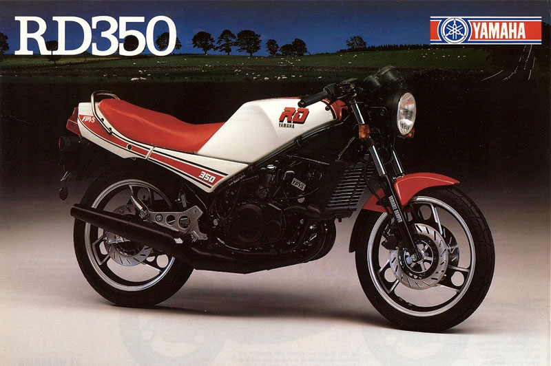 Una foto de la portada del catálogo original de la Yamaha RD350