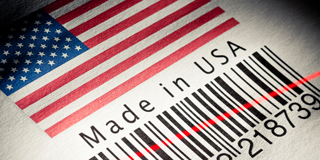 En la foto se aprecia una bandera americana con un código de barras y yn Made in USA