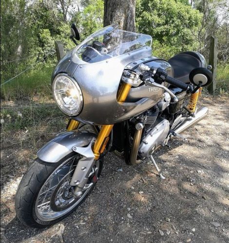 En la foto una moto Triumph Thruxton vista de foma frontal a unos 45 grados
