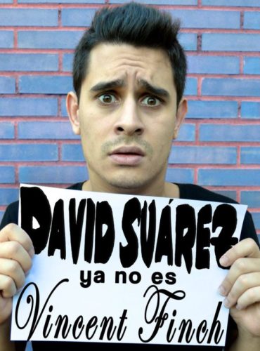 En la foto aparece el cómico David Suárez sosteniendo un cartel en el que se puede leer David Suárez ya no es Vincent Finch