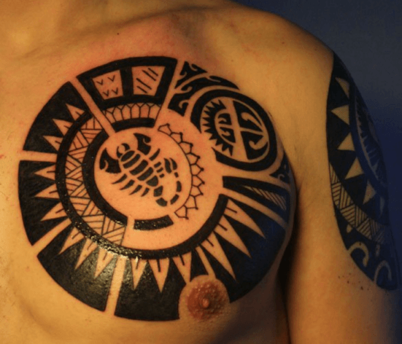 Tatuaje estilo maorie sobre el pecho y brazo de un hombre