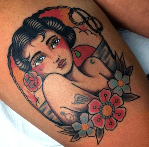 Chica pin-up tatuada en la espalda de un hombre