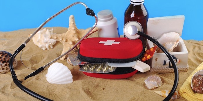 En la foto un botiquín de primeros auxilios en la arena de una playa