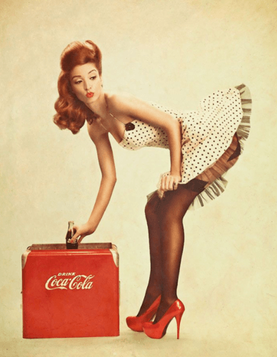 Foto de una chica pin-up en pose sugerente, con tacones muy altos y anunciando Coca-Cola