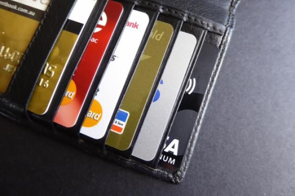 En la foto se muestra una cartera de hombre con 6 tarjetas de créditos diferentes