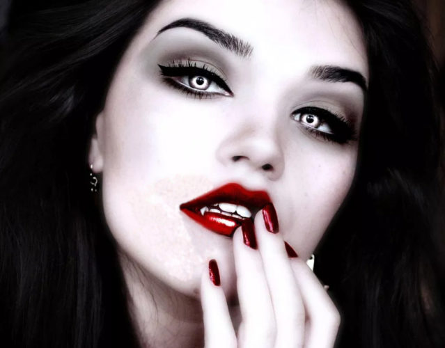 En la foto una bella y sugerente mujer vampiro