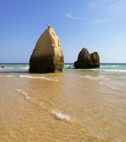 En la foto la típica playa del algarve con enormes rocas de piedra en los primeros metros de mar