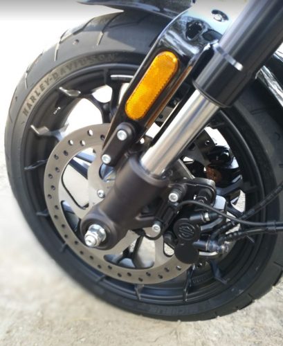 Detalle de la rueda delantera de la Harley Davidson Street Rod