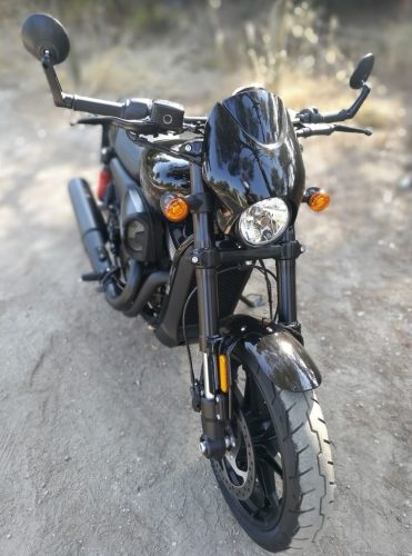 Foto frontal de la Harley Davidson Street Rod