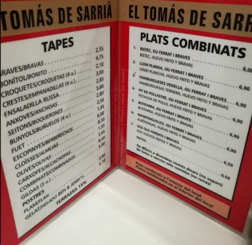 En la foto se aprecia la carta de tapas y platos combinados del bar Tomás de Sarriá