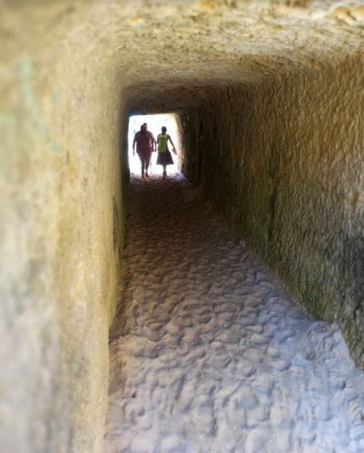 En la foto un túnel excavado en la roca que comunica las dos playas