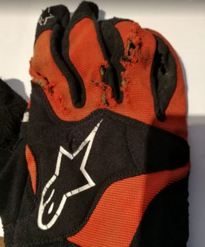 En la foto un guante de la marca AplineStars destrozado tras una caída