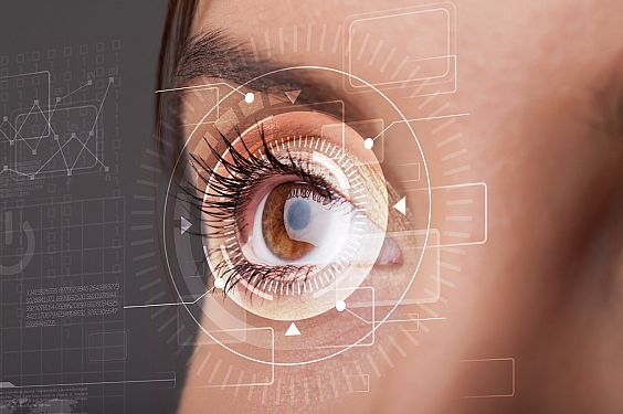 En la foto se aprecia un ojo de una chica con unos gráficos que emularían una posible capacidad para escanear documentos