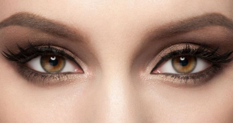 Primerísimo plano de dos bonitos ojos de mujer color pardo, mirando directamente a la cámara.