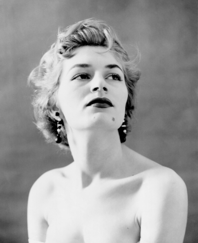 Foto retrato primer plano de una mujer. Foto en blanco y negro.
