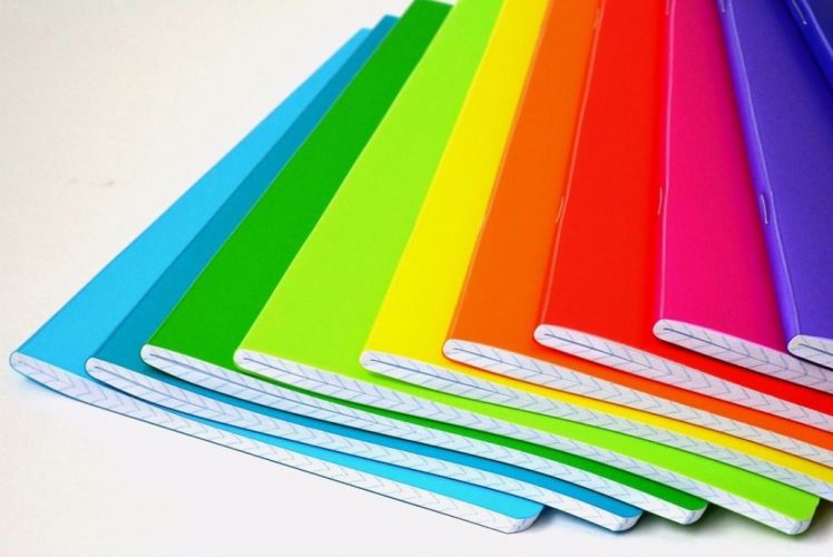 Imagen de varias libretas de colores formando una especie de abanico