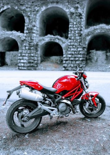 En la foto una preciosa Ducati Monster en color rojo sobre un fondo en blanco y negro