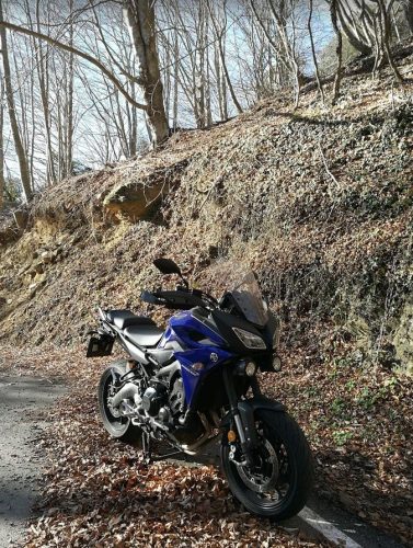 Foto de la Yamaha MT09 Tracer aparcada en una carretera de montaña