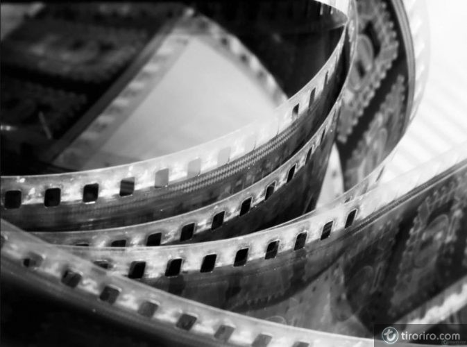 Foto de un carrete de película sensible cinematográfica en blanco y negro
