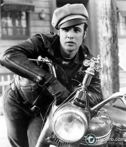 Foto en blanco y negro de Marlon Brando con una moto