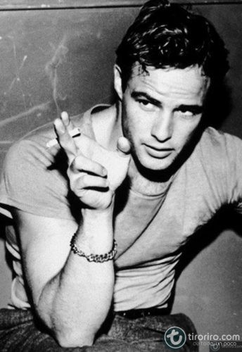 Imagen en blanco y negro de Marlon Brando fumando 