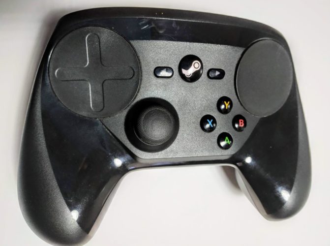 En la foto se aprecia el mando para juegos de Steam, el Steam Controller