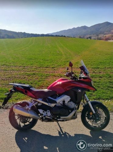 La moto Honda CrossRunner VFR 800X y un fondo de prado verde