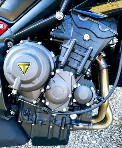 Detalle del motor de tres cilindros de la Triumph Street Triple R