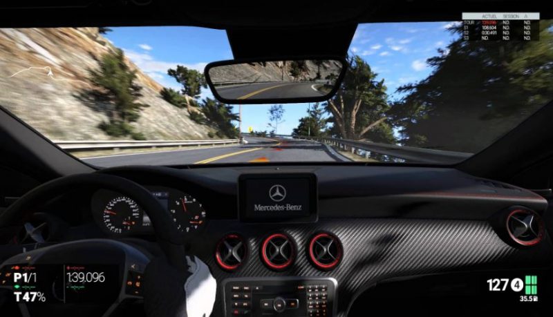 Una imagen desde el interior de un coche Mercedes Benz en el juego Project Cars