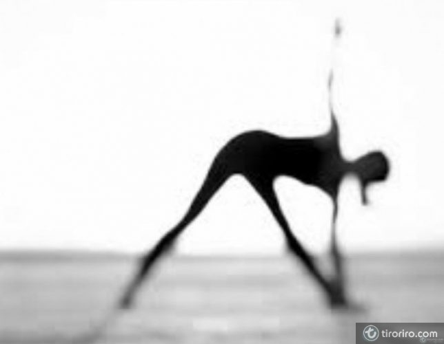 Aparece una silueta de mujer en blanco y negro practicando una postura de yogilates