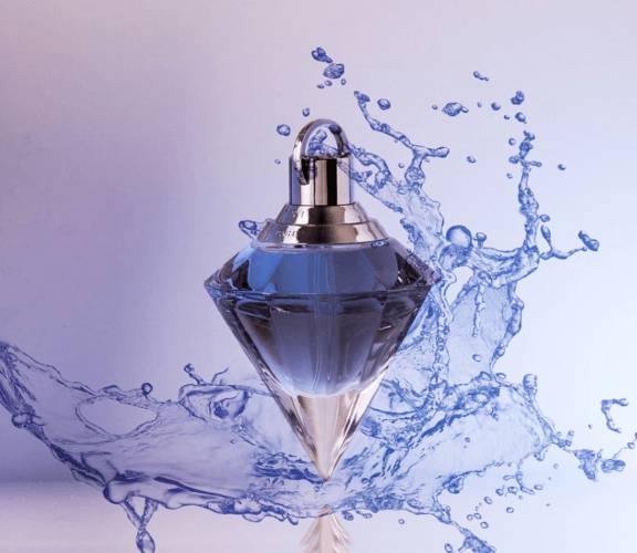 Foto artística de un frasco de perfume con gotas de agua alrededor