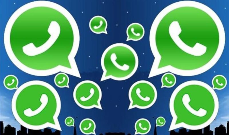 Imagen de muchos símbolos de WhatsApp hablando entre sí. Es como una viñeta llena de iconos de llamadas.