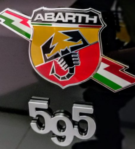 Una foto macro del logotipo del Abarth 595