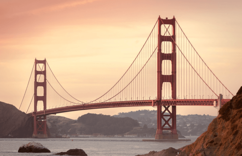 Imagen típica del puente Golden Gate sobre un cielo atardeciendo