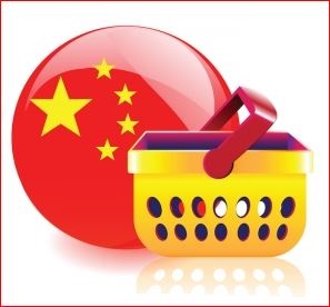En la imagen, un cesto de la compra delante de una esfera con la bandera de China