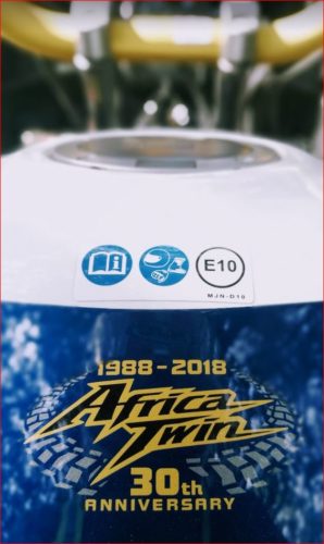 El depósito de la África Twin Adventure Sports donde tiene el adhesivo del 30 anivesario