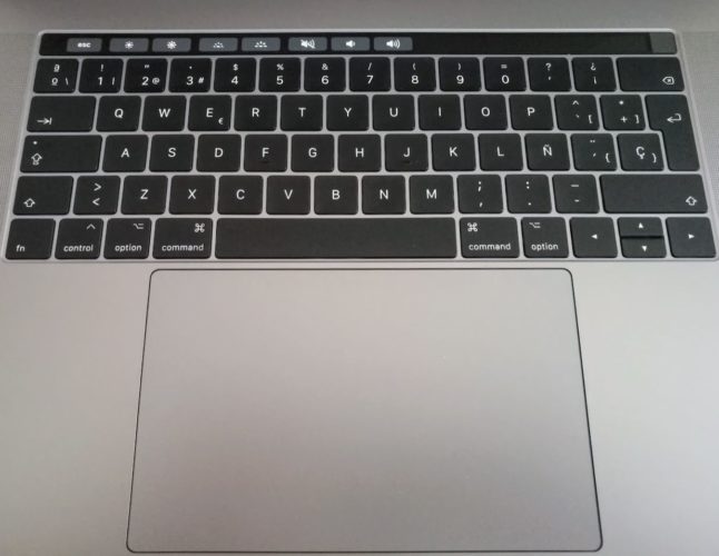 Detalle del teclado, con su touchbar y el gigantesco touchpad que lleva el MacBook Pro de 15