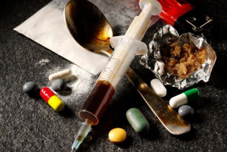 Imagen con varios tipos de drogas: heroina, pastillas, cocaina, hachís 