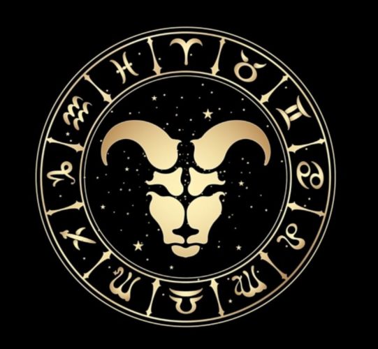 En la imagen un círculo con los signos del zodiaco en color dorado con la imagen de la cabra de Aries en el centro