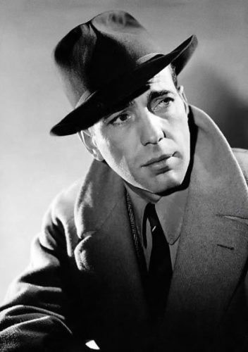 Primer plano de Humphrey Bogart con gabardina y sombrero