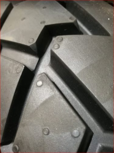 En la imagen una foto macro de los tacos de un neumático Continental TKC70