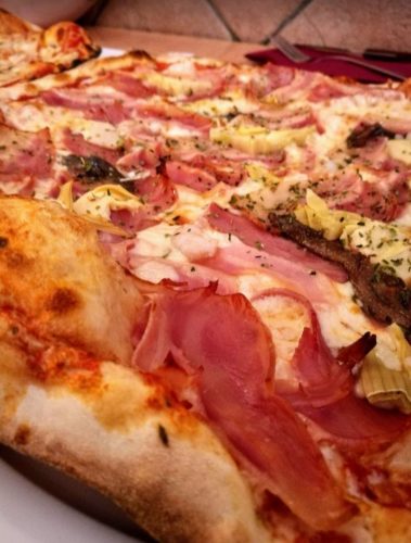 En la foto una sabrosa pizza de bacon con alcachofa y queso