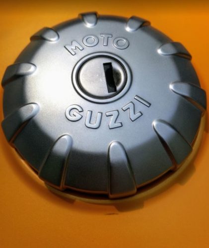 Detalle del bonito cierre de depósito retro de la Moto Guzzi analizada en esta prueba