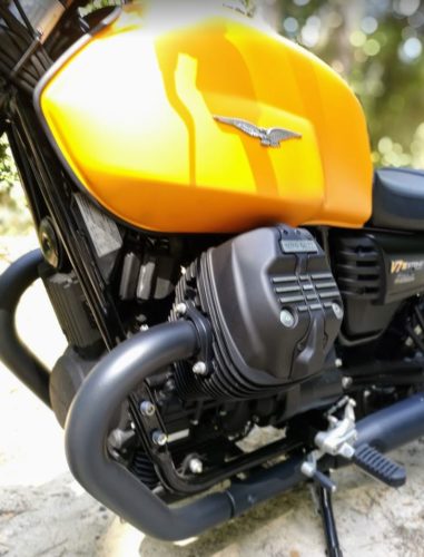 Detalle de la parte del depósito y motor de la Moto Guzzi v7 Stone III
