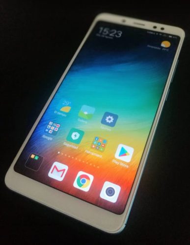 Fotografía del móvil Redmi Note 5 en su pantalla de inicio