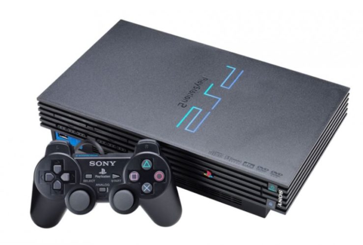 En la foto una consola PlayStation 2 de primera generación con su correspondiente mando cableado