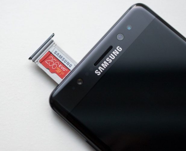 En la foto se ve un móvil Samsung con el slot de la microSD abierto y una microSD de 256 Gb