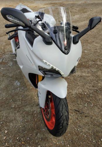 En la foto el frontal de la moto Ducati SuperSport en color blanca a unos -25 grados